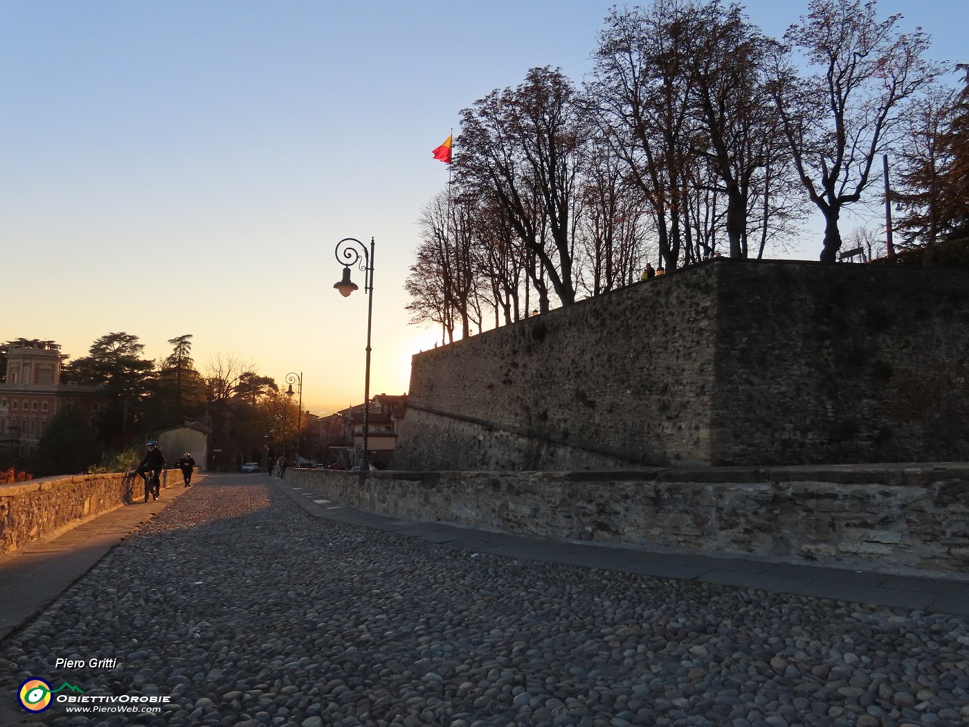 69 Il sole sta tramontando sulle Mura Venete.JPG